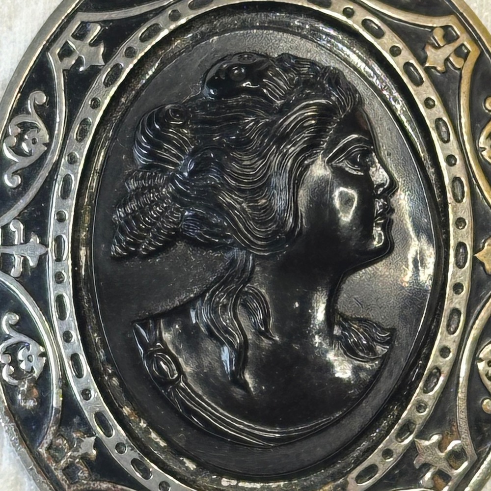 Vintage 80s Black Glass Cameo Brooch Silver Gold Tone Filigree Lady Portrait Pin - Picture 6 of 8